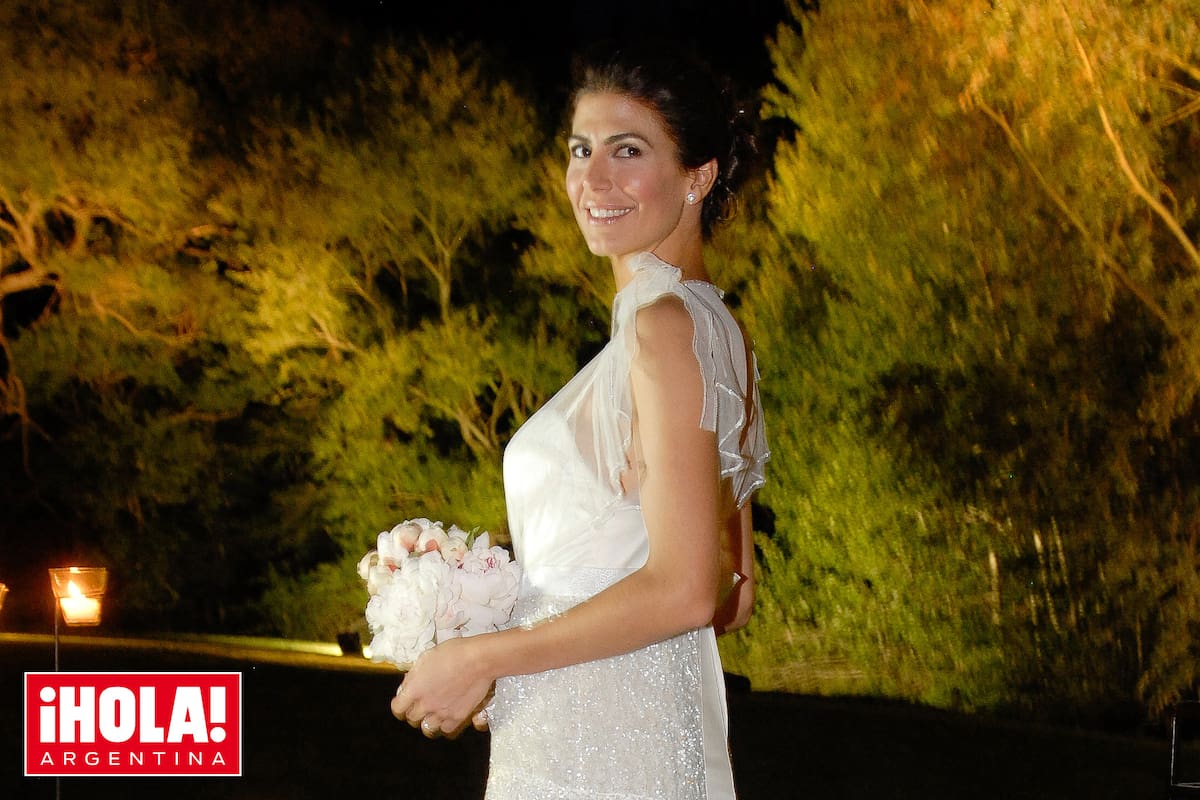 Juliana impactó con un diseño de la inglesa Jenny Packham, de inspiración romántica, con corset cubierto con gasa y falda bordada con piedras. Lo acompañó con un bouquet de rosas.