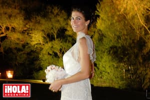 Juliana impactó con un diseño de la inglesa Jenny Packham, de inspiración romántica, con corset cubierto con gasa y falda bordada con piedras. Lo acompañó con un bouquet de rosas.