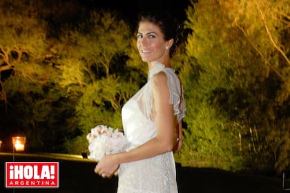 Juliana impactó con un diseño de la inglesa Jenny Packham, de inspiración romántica, con corset cubierto con gasa y falda bordada con piedras. Lo acompañó con un bouquet de rosas.