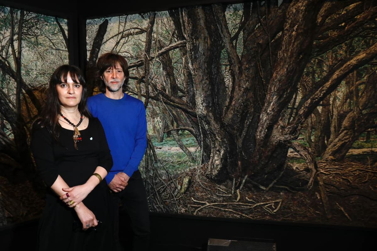 Juliana Laffitte y Manuel Mendanha, con uno de los paneles de su instalación "Argentina"