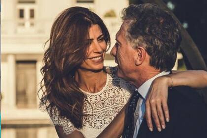 Juliana, Mauricio y Antonia posaron junto a un arbolito a medianoche