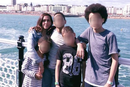 Juliana Prosper junto a sus cuatro hijos.