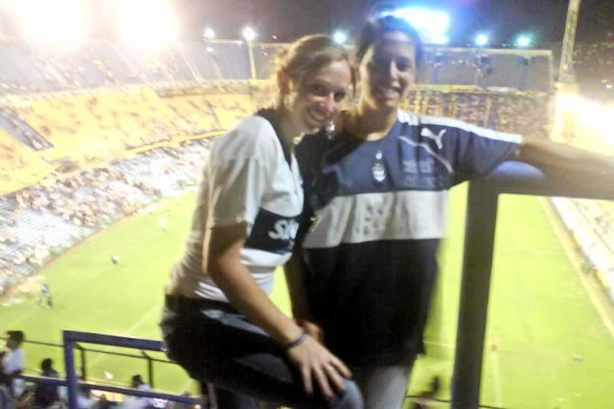 Juliana Regueiro años atrás, durante un enfrentamiento entre Gimnasia y Boca en La Bombonera