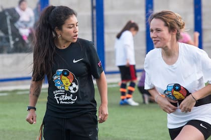 Juliana Román Lezano, entrenadora de Huracán, también da clases de fútbol en la Villa 31.