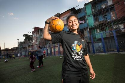 Juliana Román Lezano, entrenadora de Huracán, también da clases de fútbol en la Villa 31.