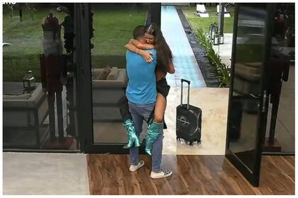 Juliana y Maxi tuvieron que despedirse apenas cinco días después de su reencuentro