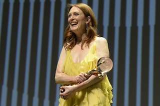 La emoción de Julianne Moore al ser distinguida en el festival de Karlovy Vary