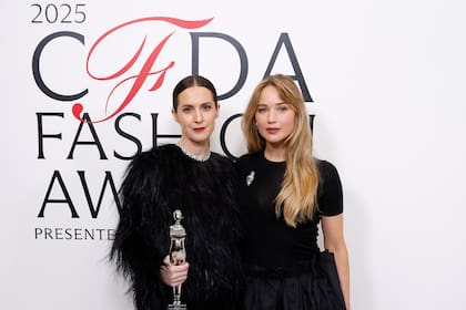 La editora Sara Moonves, galardonada por su perspectiva innovadora, posó junto a la actriz Jennifer Lawrence