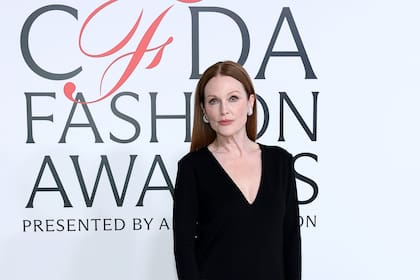 Julianne Moore, con un impecable look total black, elevado por unos aros de diamantes