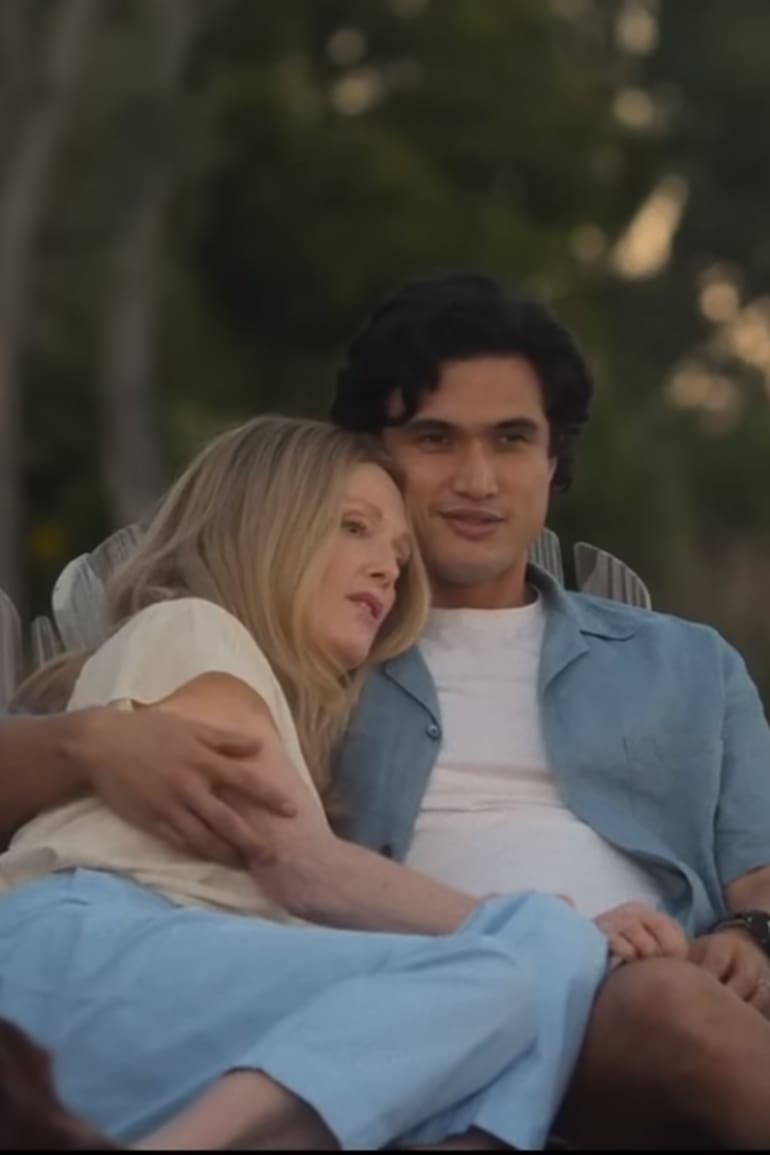 Julianne Moore y Charles Melton en Secretos de un escándalo