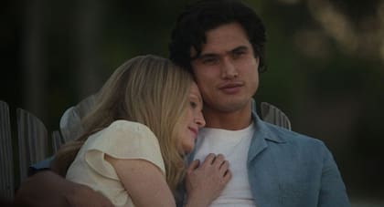 Julianne Moore y Charles Melton interpretan a una profesora y un alumno que mantienen una relación en "May December"