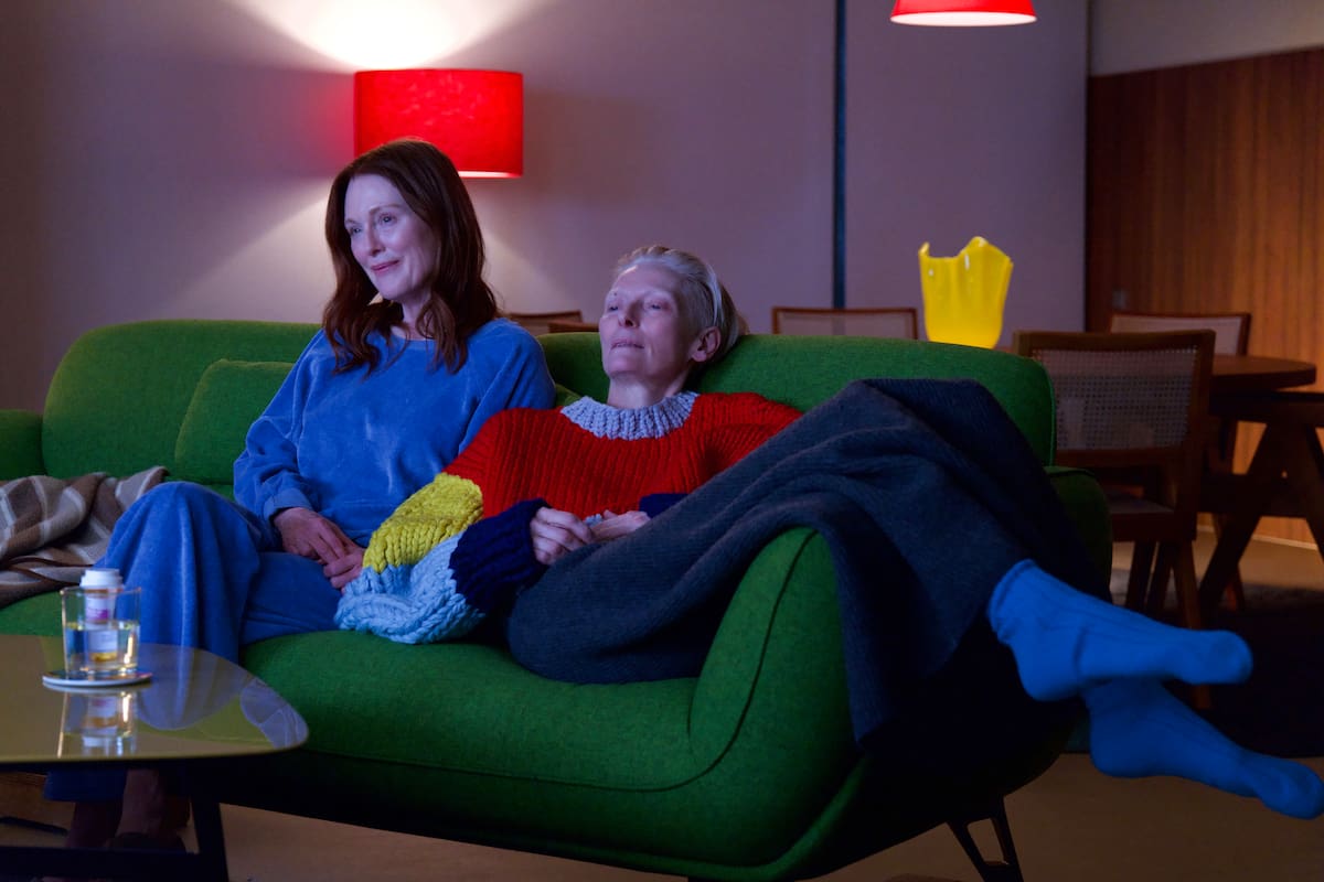 Julianne Moore y Tilda Swinton en La habitación de al lado, de Pedro Almodóvar