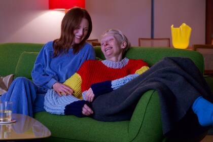 Julianne Moore y Tilda Swinton, en una escena de La habitación de al lado
