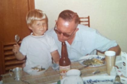 Julie, a los 2 años, con su abuelo en San Pablo