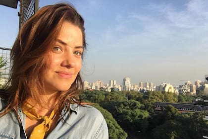 Julie Gonzalo nació en Buenos Aires bajo el nombre de Julieta. A los nueve años se mudó a Miami con su familia