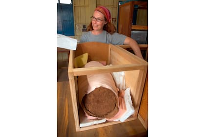 Julie Van Den Bergh junto a una de las dos urnas de arcilla excavadas del Sitio 1.