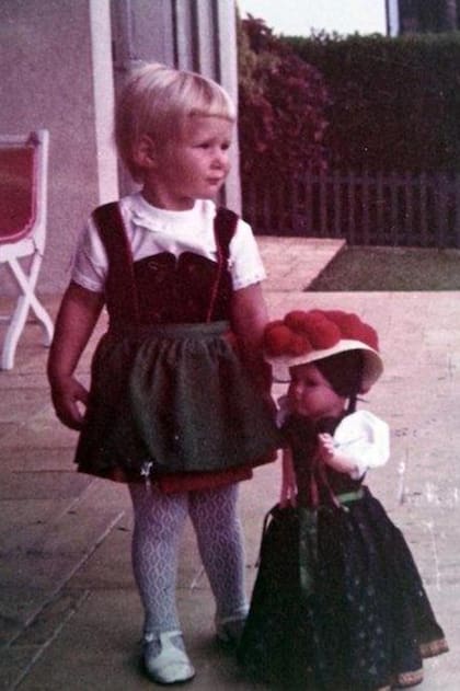 Julie vestida con un traje típico alemán en 1969, en San Pablo
