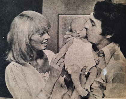 Julieta Bal, en brazos de sus padres, Silvia Pérez y Santiago Bal