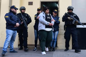 Julieta Bonanno en el momento de su traslado a tribunales para su primera indagatoria, en junio de 2018