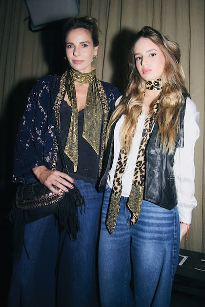 Julieta Cardinali y su hija Charo Calamaro coodinaron looks.