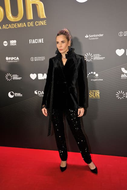 Julieta Cardinalli apostó por los brillos con este pantalón de paillettes y un blazer de terciopelo al tono. Para que su outfit sea protagonista, la actriz (nominada por Belén) llevó su cabello recogido en un rodete.