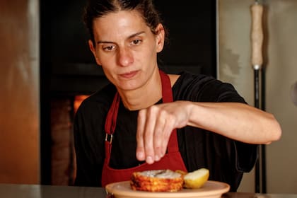 Julieta Caruso lidera las cocinas de Casa Cavia y Asadero, su trabajo empieza en la huerta.