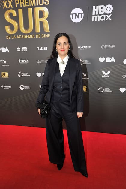 Julieta Díaz también dijo presente. La actriz optó por un conjunto sastrero de tres piezas que acompañó con una camisa en tono contrastante. Un broche plateado en su cuello realzó su apuesta.