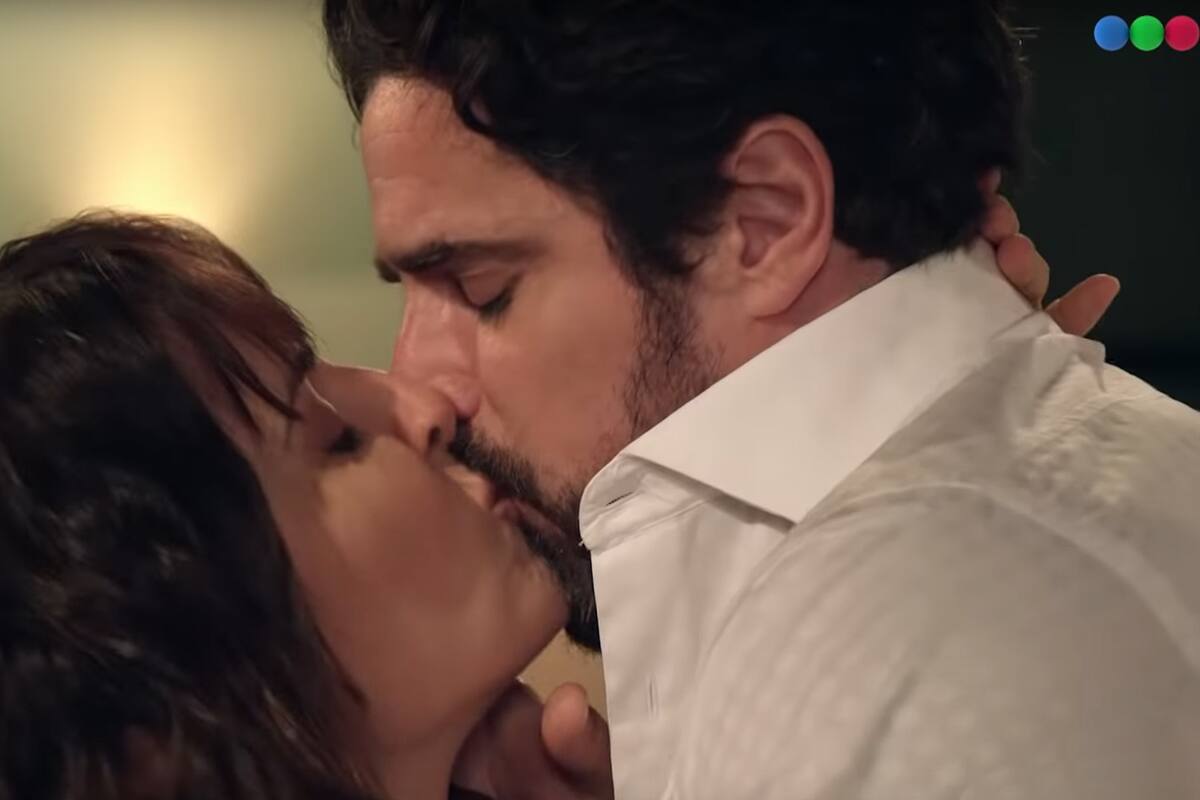 Julieta Díaz y Luciano Castro, en una escena del cuarto capítulo de Pequeña Victoria