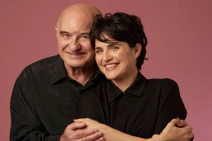 Julieta Díaz y su papá, Ricardo Díaz Mourelle, protagonizan El oficio de dar (para no quedarnos con las manos vacías), en el C. C. de la Cooperación