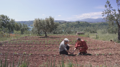 Julieta en una huerta en Italia