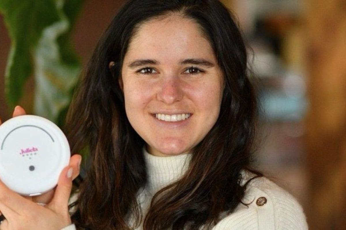 Julieta es un dispositivo portátil que, a través del análisis del tejido mamario combinado con inteligencia artificial, identifica el riesgo de desarrollar cáncer de mama.