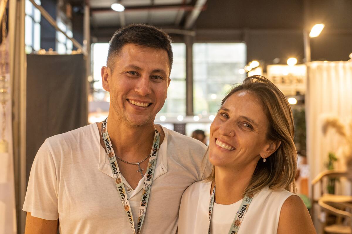 Julieta Figueroa con su novio y socio en el emprendimiento que surgió de la manera más inesperada