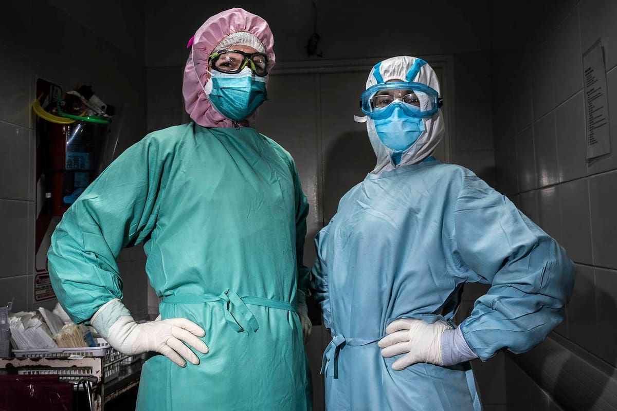 Julieta González, médica de guardia, y Marina Bernat, jefa de guardia de día. Hospital Fiorito, Avellaneda.
