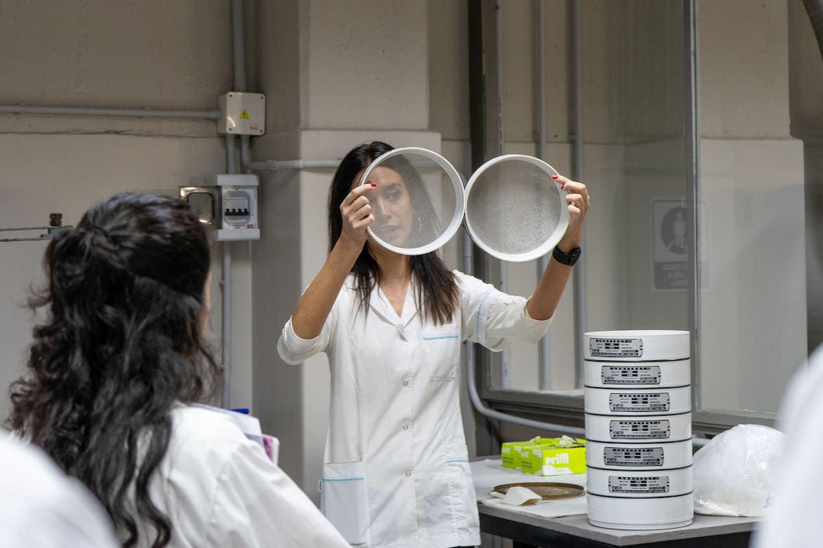 Julieta Imperiale, jefa de Trabajos Prácticos, explica en qué consiste el análisis de granulometría durante las prácticas que los estudiantes hacen en el Latefa