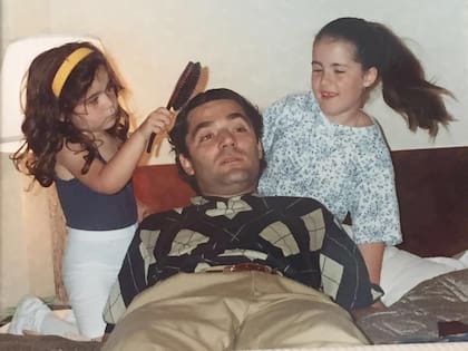 Julieta (izquierda) y Agostina (derecha), junto a su papá, Roberto Gálvez, con quien comparten el proyecto vinícola que busca reivindicar el apellido familiar. Gentileza: familia Gálvez