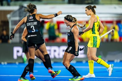 Julieta Jankunas (con vincha) le dio la victoria a las Leonas en el partido de semifinales