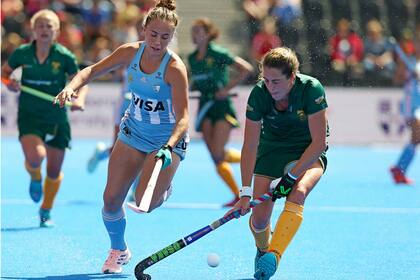 Julieta Jankunas, de 19 años, presiona a una sudafricana durante este Mundial