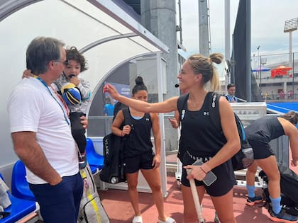 Julieta Jankunas saluda a Félix González-Aymar, en el final de un entrenamiento de las Leonas