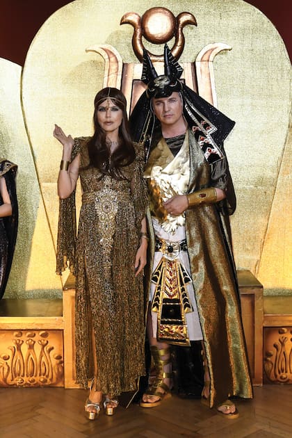 Julieta Kemble armó su ouftit con un vestido de la casa de Marcelo Chávez; lo combinó con un colgante que trajo de la India y brazaletes (uno de YSL y otro que compró en otro viaje). Javier Iturrioz, fanático de Egipto, se mandó hacer especialmente un traje para personificar a un impactante Anubis, el dios con cuerpo humano y cabeza de chacal
