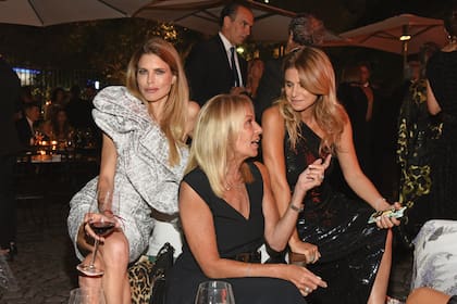 Julieta Kemble –con un vestido de un solo hombro y volados de Adrián Brown– junto a Amelia Saban, dueña de Ménage à Trois, y Flavia Palmiero.