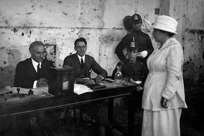 Julieta Lanteri - primera mujer que logró votar en Argentina y América Latina -, llegando a los comicios para depositar su voto, en 1911