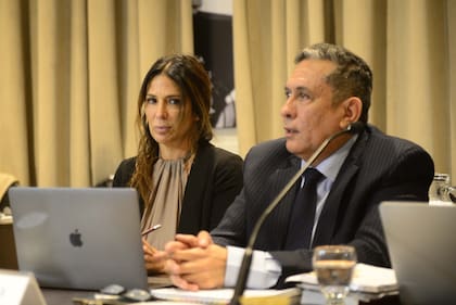 Julieta Makintach junto con uno de sus abogados, Darío Saldaño