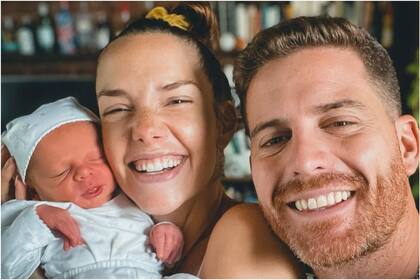 Julieta Nair Calvo y su pareja, Andrés Rolando, junto a su hijo Valentino