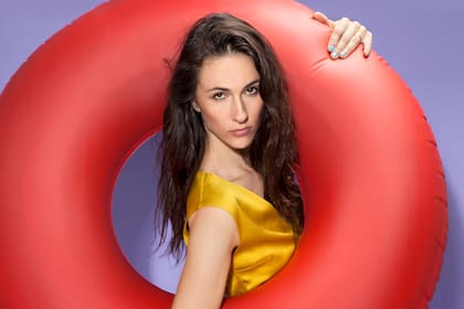 Julieta Pink es una periodista que invita a Wainraich a un programa de entrevistas