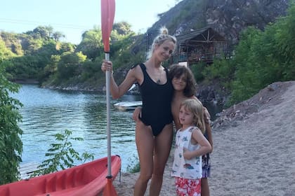Julieta Prandi junto sus hijos Mateo, de 9 años, y Rocco, de 5