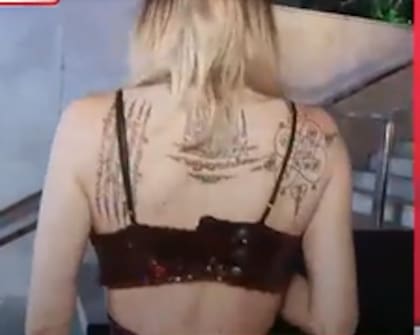 Julieta Prandi mostró sus tatuajes en vivo