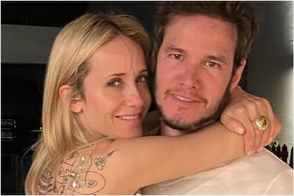 Julieta Prandi recibió el 2022 en compañía de Emanuel Ortega