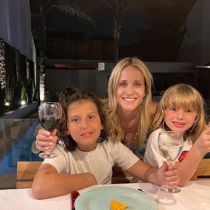 Julieta Prandi y una imagen de redes junto a sus hijo Mateo y Rocco