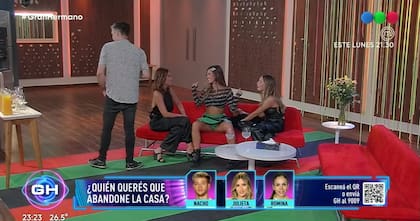 Julieta presenta a Mora y a Caramelo a su familia