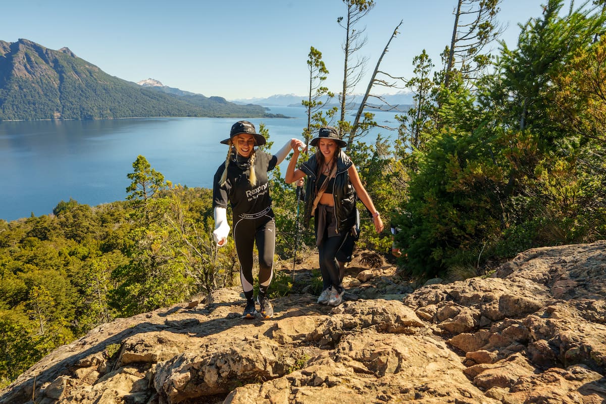 Julieta Puente y Brenda Dialoy haciendo trekking en Bariloche.